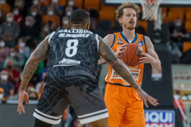 人进行对比 人进行对比